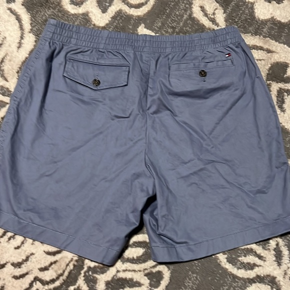 Tommy hillfiger elastic waistband button and zipper shorts. New. Size large - Picture 2 of 4